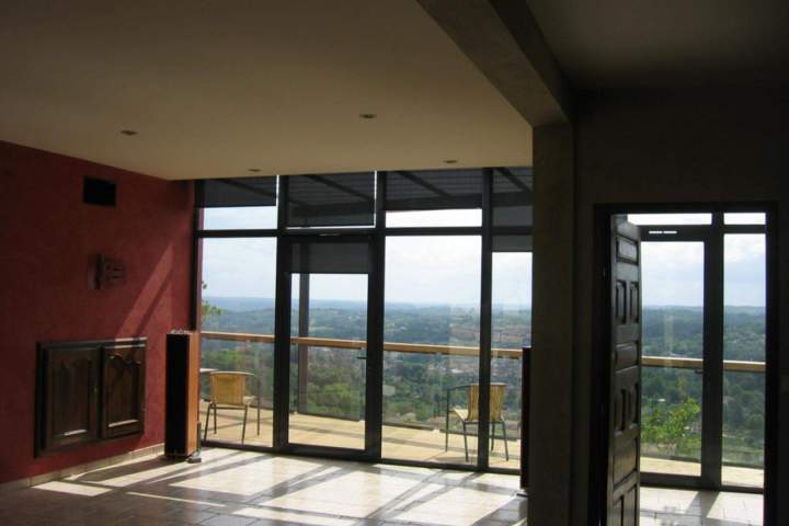 Vue intérieur maison ouverture aluminium vitrée Sarlat-la-Canéda