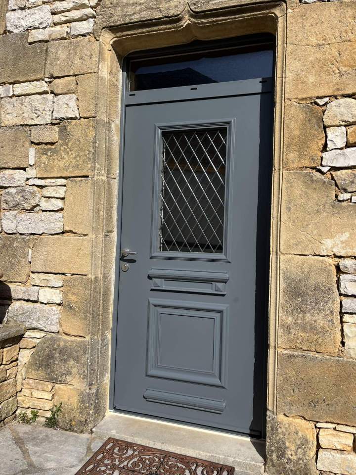 PORTE ENTREE AVEC GRILLE