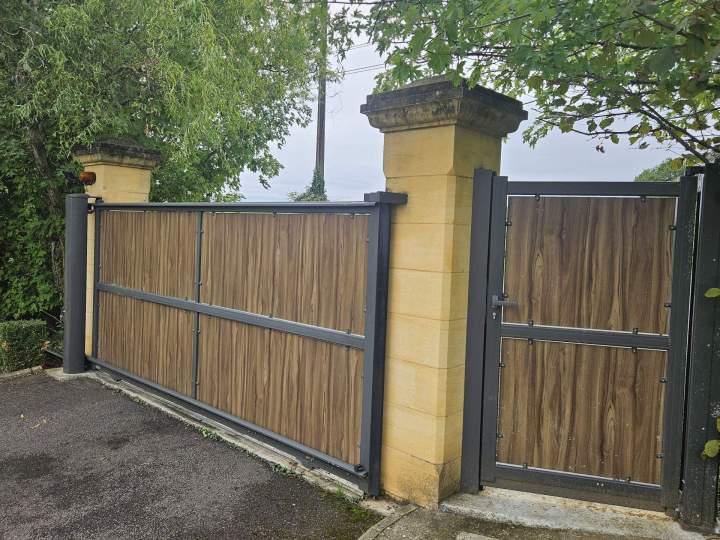 portail aluminium coulissant avec portillon