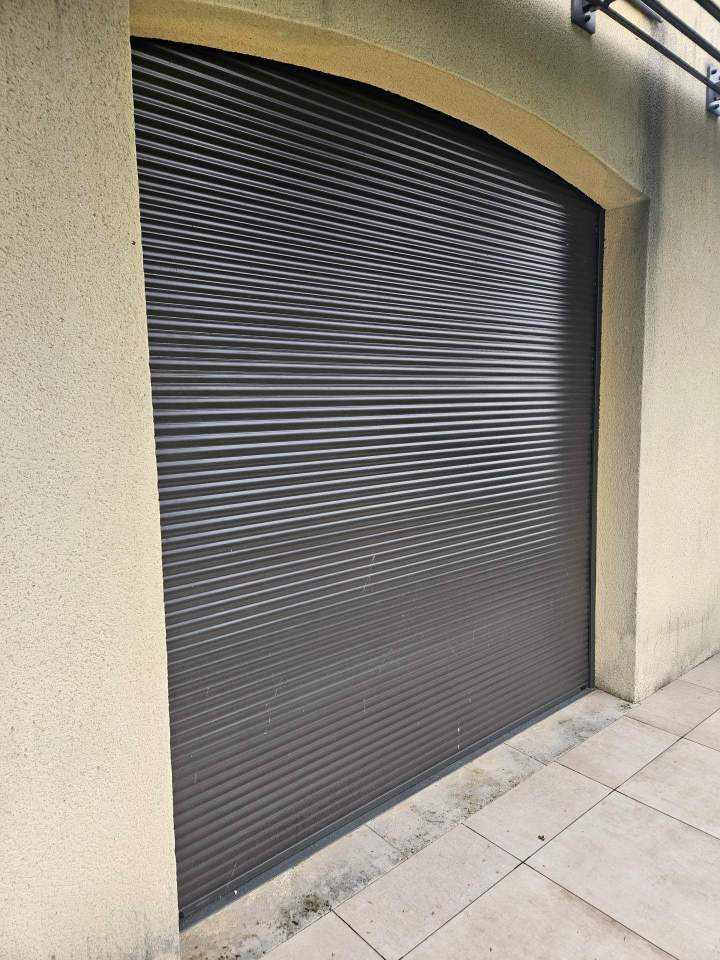 volet roulant aluminium sur baie cintrée